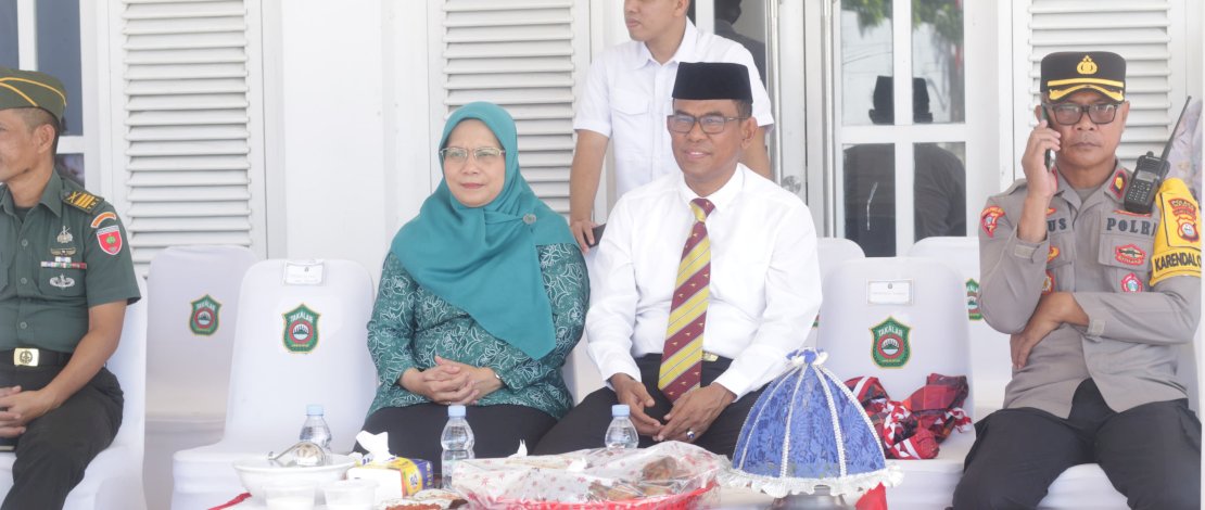 Pj Bupati Takalar Setiawan Aswad didampingi Pj Ketua TP PKK Sri Astuti Thamrin, menyaksikan karnaval dan gerak jalan indah dalam rangka HUT Kemerdekaan RI, di Rujab Bupati Takalar. Pj Bupati Takalar Setiawan Aswad didampingi Pj Ketua TP PKK Sri Astuti Thamrin, menyaksikan karnaval dan gerak jalan indah dalam rangka HUT Kemerdekaan RI, di Rujab Bupati Takalar.