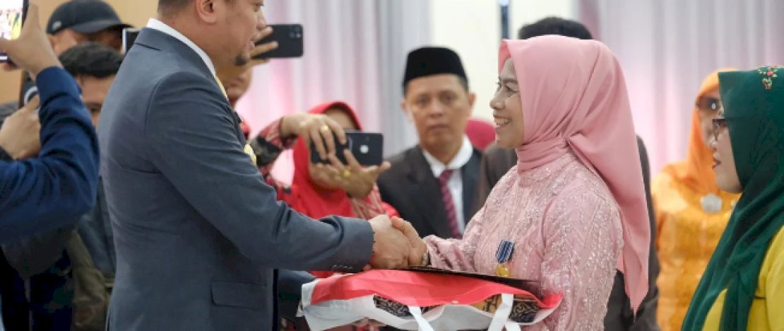 Bupati Gowa, Adnan Purichta Ichsan melakukan penyematan Penganugerahan Tanda Kehormatan Satyalancana Karya Satya 30, 20 dan 10 Tahun bagi Aparatur Sipil Negara (ASN) Lingkup Pemkab Gowa dan Pelepasan ASN yang memasuki masa purna bakti di Baruga Karaeng Galesong, Kantor Bupati Gowa, Kamis (15/8). Bupati Gowa, Adnan Purichta Ichsan melakukan penyematan Penganugerahan Tanda Kehormatan Satyalancana Karya Satya 30, 20 dan 10 Tahun bagi Aparatur Sipil Negara (ASN) Lingkup Pemkab Gowa dan Pelepasan ASN yang memasuki masa purna bakti di Baruga Karaeng Galesong, Kantor Bupati Gowa, Kamis (15/8).