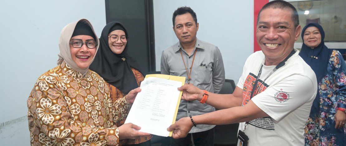 Ketua TP PKK Kota Makassar Indira Yusuf Ismail, menghadiri acara seremonial penyerahan SK 100 persen kepada Pegawai Perumda (PD) Parkir Makassar Raya, Jumat, 16 Agustus 2024.