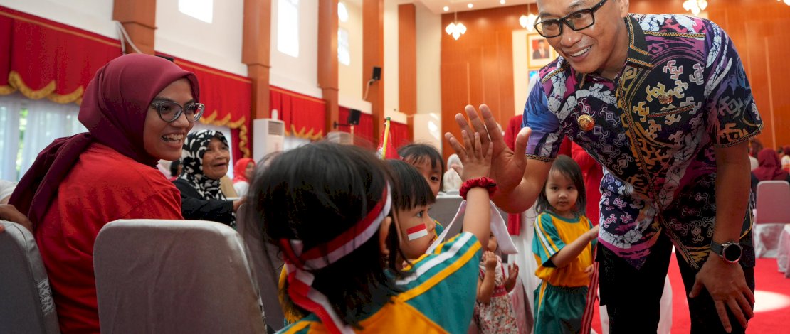 Pj Gubernur Sulsel Prof Zudan Arif Fakrulloh membuka Peringatan Hari Anak Nasional ke 40 Tahun dan Pemberian Vaksin Polio Putaran Kedua, yang dilaksanakan Ikatan Dokter Anak Indonesia (IDAI) Sulsel, di Aula Tudang Sipulung, Rumah Jabatan Gubernur Sulsel, Jumat, 16 Agustus 2024. Pj Gubernur Sulsel Prof Zudan Arif Fakrulloh membuka Peringatan Hari Anak Nasional ke 40 Tahun dan Pemberian Vaksin Polio Putaran Kedua, yang dilaksanakan Ikatan Dokter Anak Indonesia (IDAI) Sulsel, di Aula Tudang Sipulung, Rumah Jabatan Gubernur Sulsel, Jumat, 16 Agustus 2024.