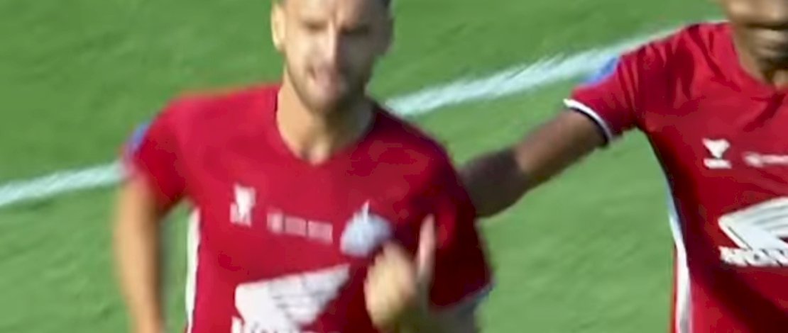 Striker PSM Makassar Nermin Haljeta berhasil mencetak gol ke gawang PSBS Biak. (Capture)