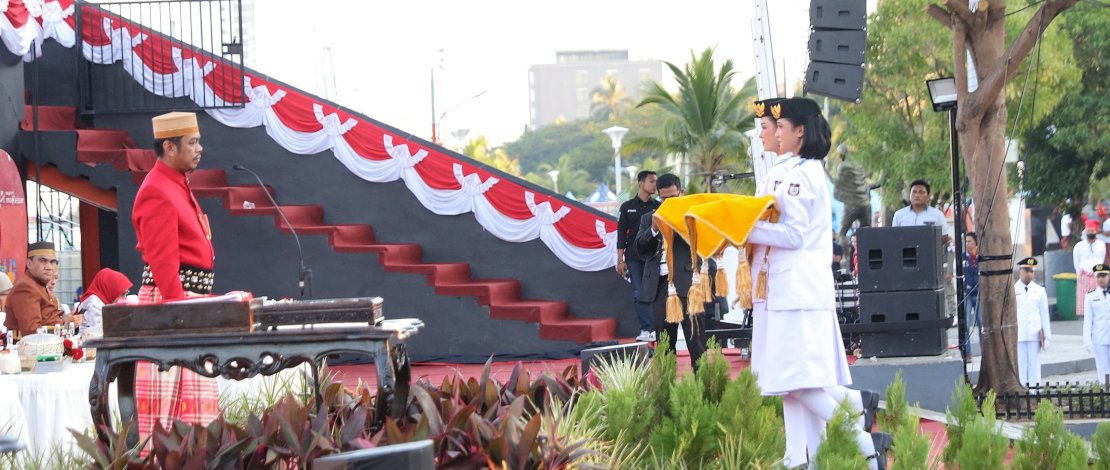 PJ Sekda Makassar Terima Duplikat Bendera Pusaka Sebelum Prosesi Pengibaran HUT RI ke 79 PJ Sekda Makassar Terima Duplikat Bendera Pusaka Sebelum Prosesi Pengibaran HUT RI ke 79