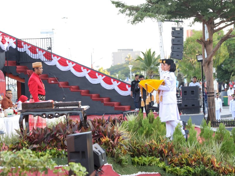PJ Sekda Makassar Terima Duplikat Bendera Pusaka Sebelum Prosesi Pengibaran HUT RI ke 79