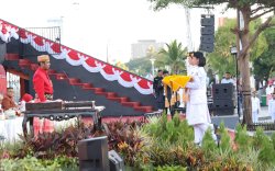 PJ Sekda Makassar Terima Duplikat Bendera Pusaka Sebelum Prosesi Pengibaran HUT RI ke 79