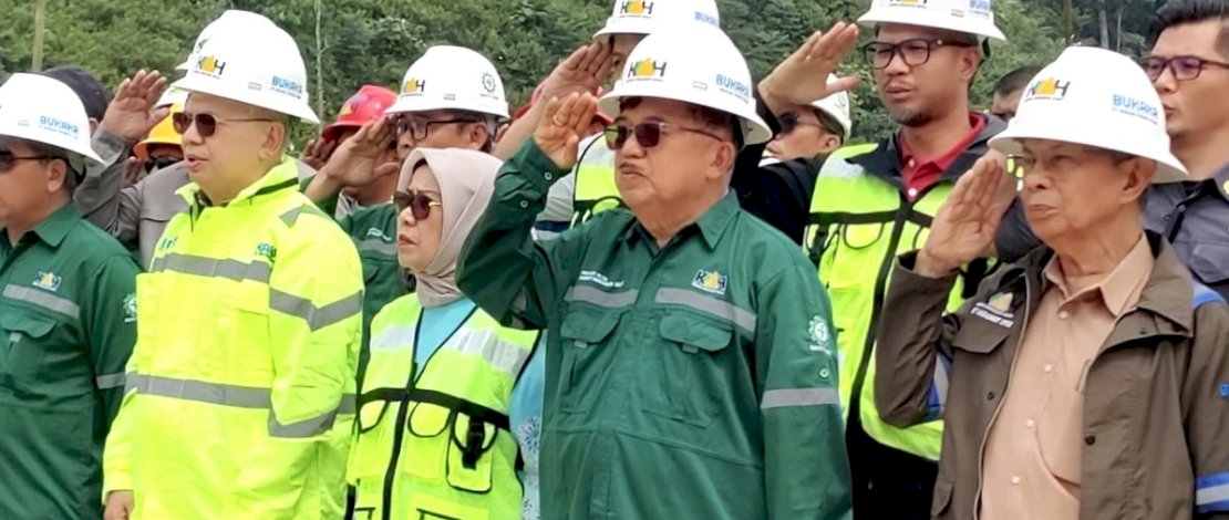 Mantan Wapres Jusuf Kalla bersama Mufidah Jusuf Kalla saat upacara HUT Kemerdekaan RI di Jambi. (IST) Mantan Wapres Jusuf Kalla bersama Mufidah Jusuf Kalla saat upacara HUT Kemerdekaan RI di Jambi. (IST)