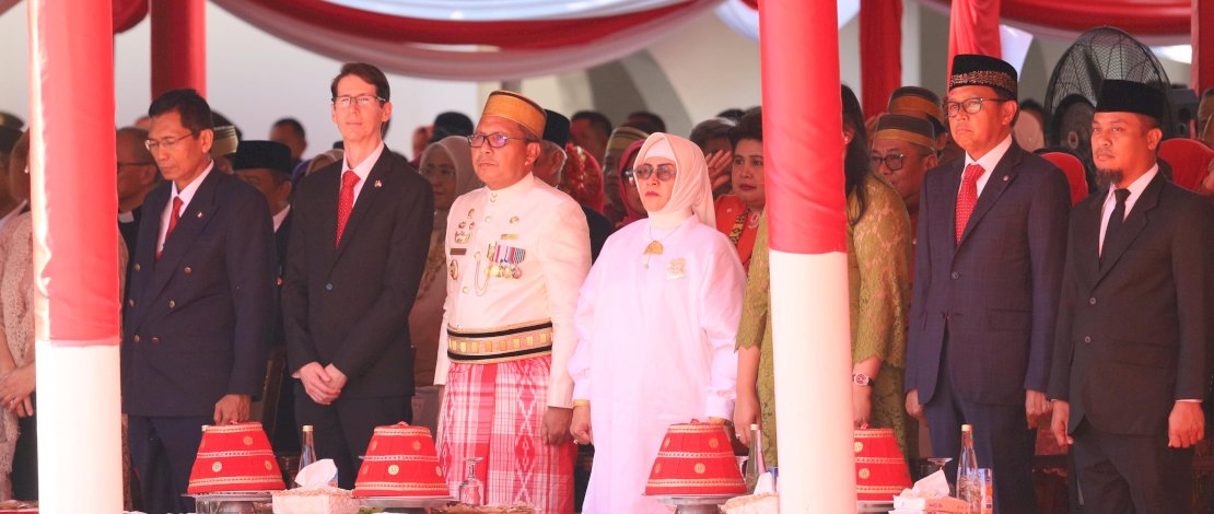 Ketua TP PKK Kota Makassar, Indira Yusuf Ismail, mendampingi Wali Kota Makassar, Moh Ramdhan Pomanto, dalam upacara peringatan Proklamasi Kemerdekaan Republik Indonesia yang ke-79 di Rumah Jabatan Gubernur Sulawesi Selatan pada Sabtu, (17/8/2024).