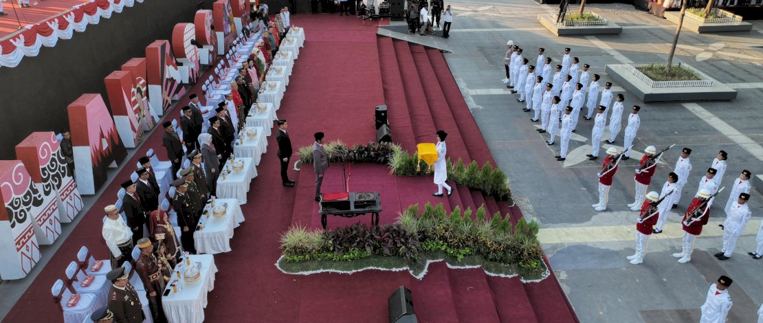 Prosesi Penurunan Bendera Merah Putih Berlangsung Khidmat, Pj Sekda Kota Makassar, Firman Pagarra Apresiasi Pasukan Paskibraka Prosesi Penurunan Bendera Merah Putih Berlangsung Khidmat, Pj Sekda Kota Makassar, Firman Pagarra Apresiasi Pasukan Paskibraka