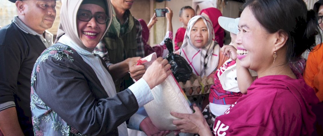 Peringati HUT Ke-79 RI, Indira Yusuf Ismail Silaturahmi dan Beri Bantuan di Kelurahan Malimongan Baru