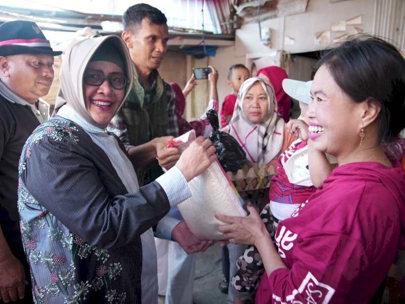 Peringati HUT Ke-79 RI, Indira Yusuf Ismail Silaturahmi dan Beri Bantuan di Kelurahan Malimongan Baru