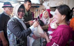 Peringati HUT Ke-79 RI, Indira Yusuf Ismail Silaturahmi dan Beri Bantuan di Kelurahan Malimongan Baru