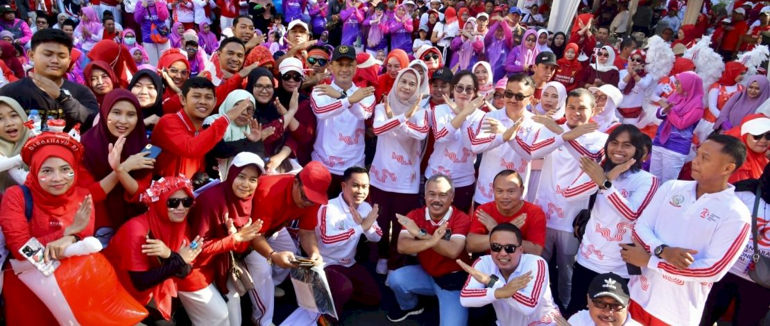 Peserta jalan santai yang digelar Pemprov Sulsel dalam rangka memperingati HUT Kemerdekaan RI Ke-79, Minggu, 18 Agustus 2024, mencapai 10 ribu peserta dari OPD lingkup Sulsel, instansi vertikal, BUMN/BUMD, sekolah menengah atas dan masyarakat umum.