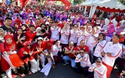 Peserta Tumpah Ruah, IRT Raih Hadiah Umroh di Jalan Santai HUT Kemerdekaan yang Digelar Pemprov Sulsel