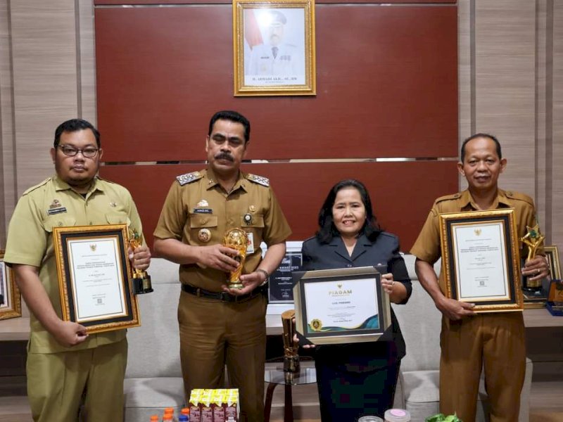 Pj Bupati Pinrang Serahkan Piagam Penghargaan Nasional untuk Dinkes dan Nakes Teladan