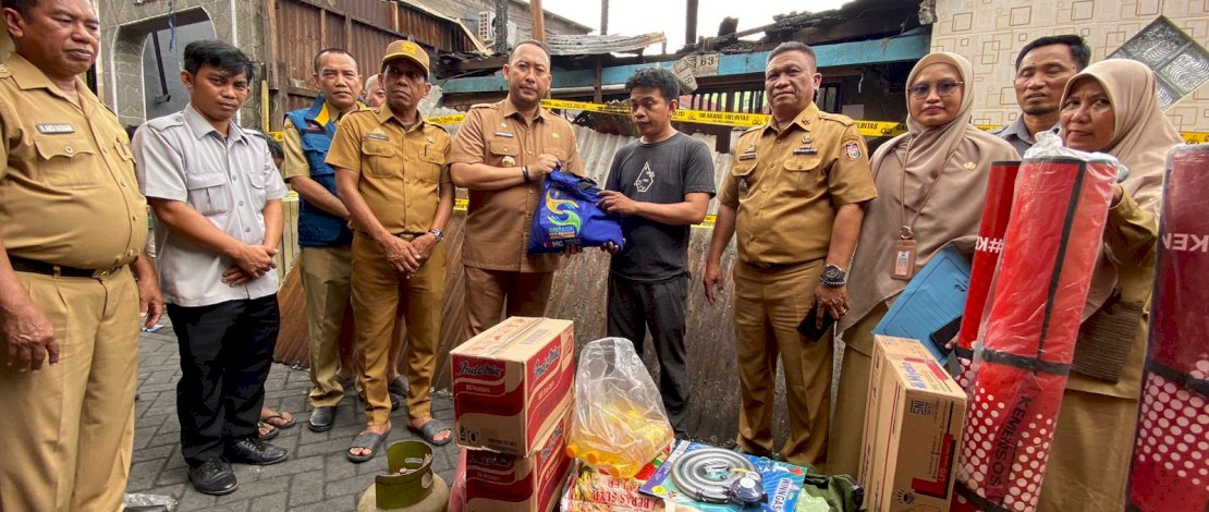 Dinas Sosial Kota Makassar bergerak langsung mendistribusikan kebutuhan bantuan korban kebakaran.
