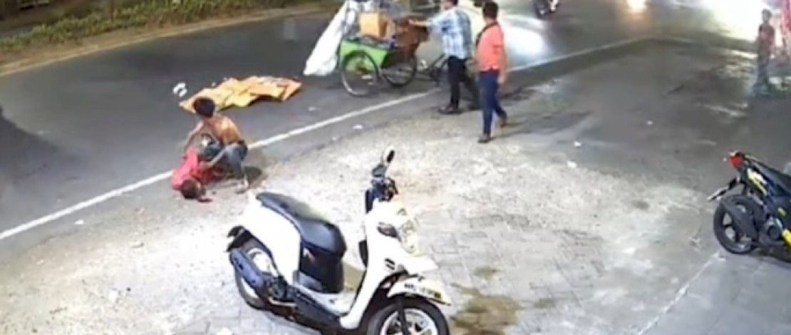 Pemulung bernama Bahar tak sadarkan diri usai ditabrak pemotor di Jalan Arief Rate Makassar. (Capture) Pemulung bernama Bahar tak sadarkan diri usai ditabrak pemotor di Jalan Arief Rate Makassar. (Capture)