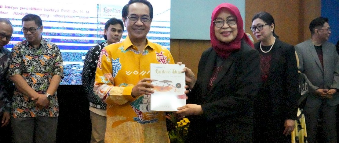 Rektor Unhas Makassar Prof Jamaluddin Jompa saat peluncuran buku Lontara Duri. (IST)