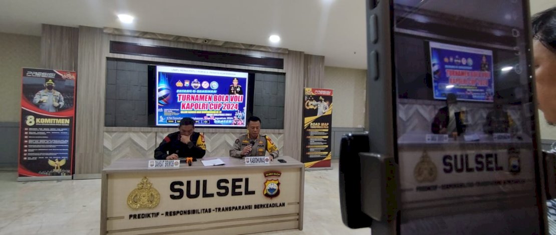 Kabid Humas Polda Sulsel Kombes Didik Supranoto bersama Dansat Brimob Polda Sulsel Kombes Heru Novianto saat jumnpa pers Kapolri Cup di Mapolda Sulsel. Kabid Humas Polda Sulsel Kombes Didik Supranoto bersama Dansat Brimob Polda Sulsel Kombes Heru Novianto saat jumnpa pers Kapolri Cup di Mapolda Sulsel.