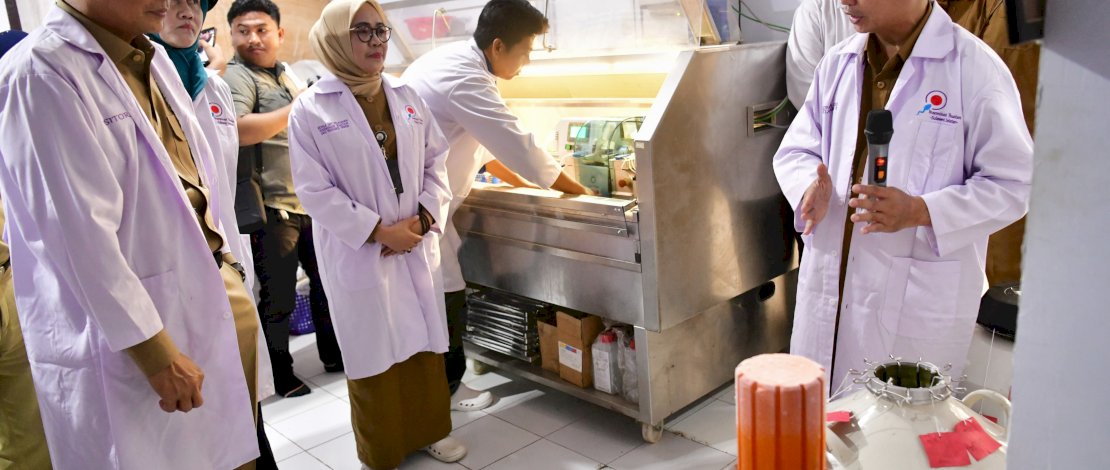 Penjabat Gubernur Sulsel, Prof Zudan Arif Fakrulloh, didampingi Pj Ketua Tim Penggerak PKK Sulsel Ninuk Triyanti Zudan, melakukan kunjungan kerja ke Pucak, Kecamatan Tompobulu, Kabupaten Maros, Selasa, 20 Agustus 2024.
Penjabat Gubernur Sulsel, Prof Zudan Arif Fakrulloh, didampingi Pj Ketua Tim Penggerak PKK Sulsel Ninuk Triyanti Zudan, melakukan kunjungan kerja ke Pucak, Kecamatan Tompobulu, Kabupaten Maros, Selasa, 20 Agustus 2024.
