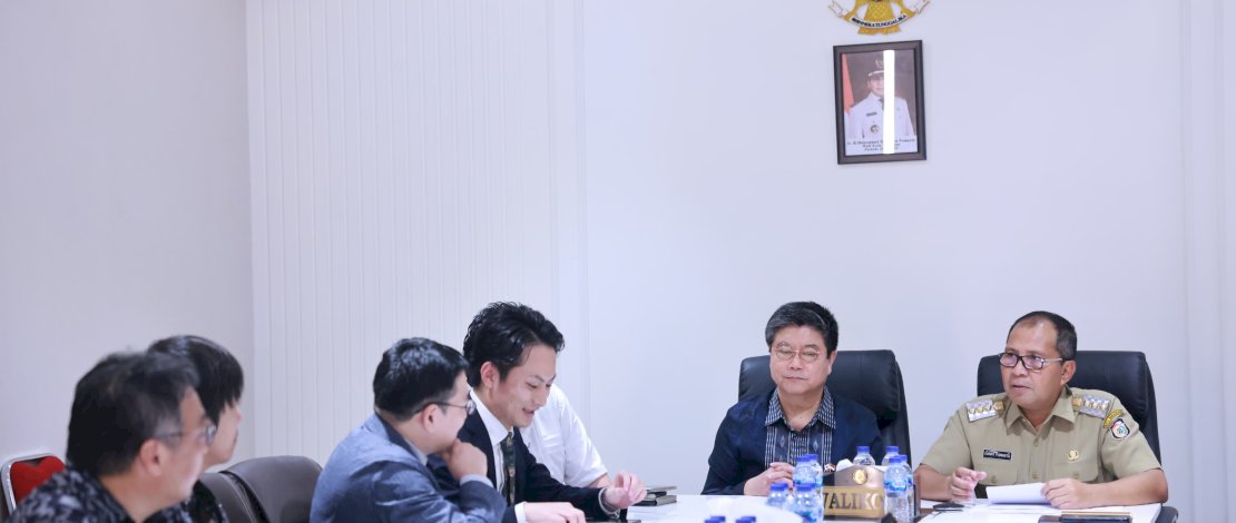 Danny Pomanto saat menerima tim Maniwa Jepang dalam rangka rapat perencanaan awal kerja sama, di Kantor Balaikota, Selasa, 20 Agustus 2024.
