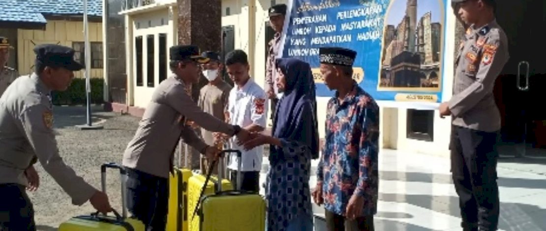 Penyerahan paket umroh gratis ditandai dengan penyerahan Koper kepada masing-masing penerima, yang diserahkan langsung Kapolres Kepulauan Selayar AKBP Adnan Pandibu, Senin, 19 Agustus 2024 lalu. Penyerahan paket umroh gratis ditandai dengan penyerahan Koper kepada masing-masing penerima, yang diserahkan langsung Kapolres Kepulauan Selayar AKBP Adnan Pandibu, Senin, 19 Agustus 2024 lalu.