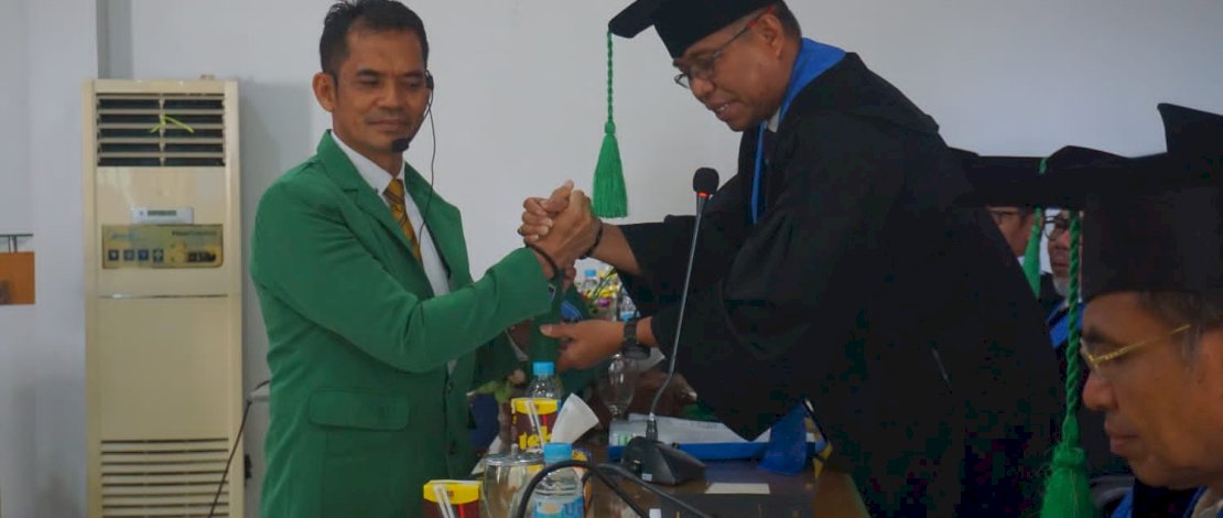 Ujian promosi Doktor Kepala Dinas Kominfo, Sulaeman Natsir, yang berlangsung pada hari Rabu, 21 Agustus 2024, di Gedung Pasca Sarjana UMI, Jl. Urip Sumoharjo, Makassar.
Ujian promosi Doktor Kepala Dinas Kominfo, Sulaeman Natsir, yang berlangsung pada hari Rabu, 21 Agustus 2024, di Gedung Pasca Sarjana UMI, Jl. Urip Sumoharjo, Makassar.
