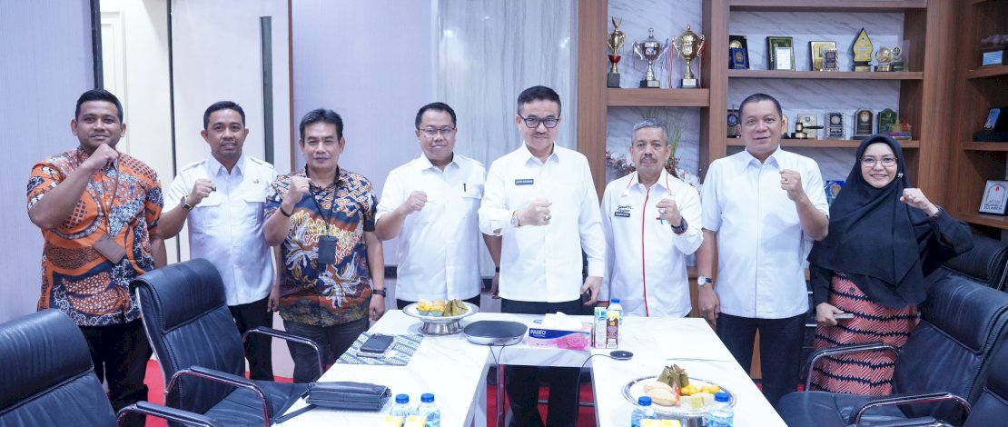 Sekprov Sulsel Jufri Rahman saat menerima audiensi Plh Kepala Dinas PMD Sulsel, di ruang kerjanya, kemarin, Rabu, 21 Agustus 2024.
