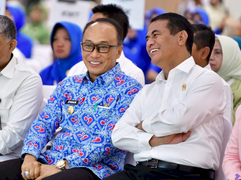 Mentan Amran Apresiasi Dukungan Pemprov Sulsel dalam Program Pangan Lestari, Serahkan 10 Ribu Polybag Tanaman Pekarangan 