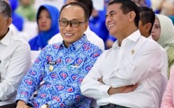 Mentan Amran Apresiasi Dukungan Pemprov Sulsel dalam Program Pangan Lestari, Serahkan 10 Ribu Polybag Tanaman Pekarangan 