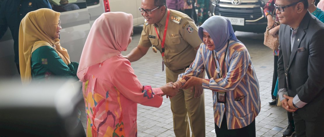Indira Yusuf Ismail Dampingi Iriana Jokowi dan Anggota OASE KIM Edukasi Pelajar Makassar tentang Bahaya Narkoba