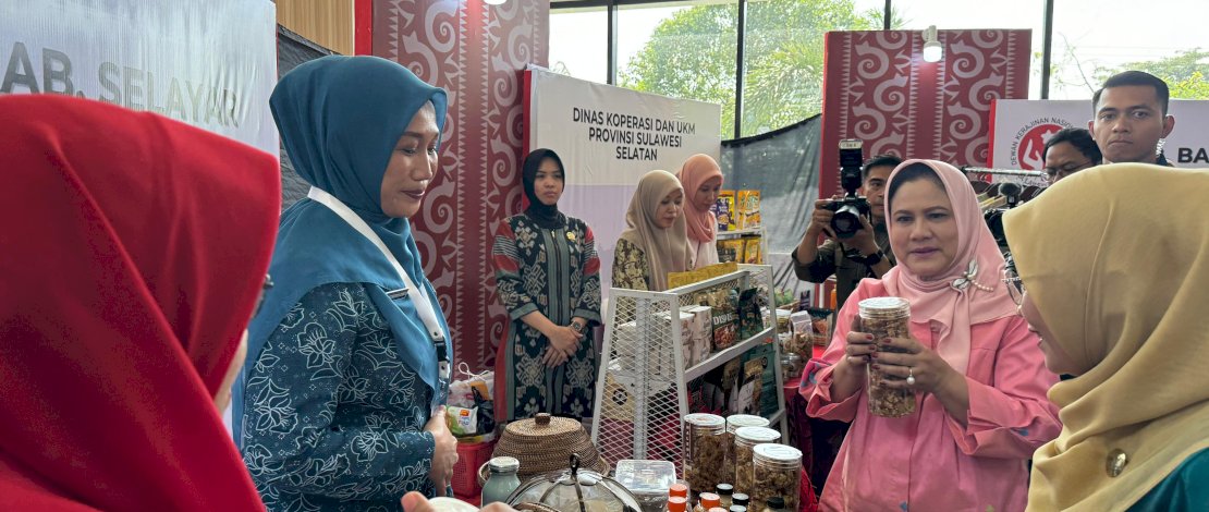 Ketua Tim Penggerak PKK Kabupaten Kepulauan Selayar Andi Dwiyanti Musrifah Basli memperkenalkan produk-produk UMKM Bumi Tanadoang di hadapan Ibu Negara Iriana Jokowi. Ketua Tim Penggerak PKK Kabupaten Kepulauan Selayar Andi Dwiyanti Musrifah Basli memperkenalkan produk-produk UMKM Bumi Tanadoang di hadapan Ibu Negara Iriana Jokowi.