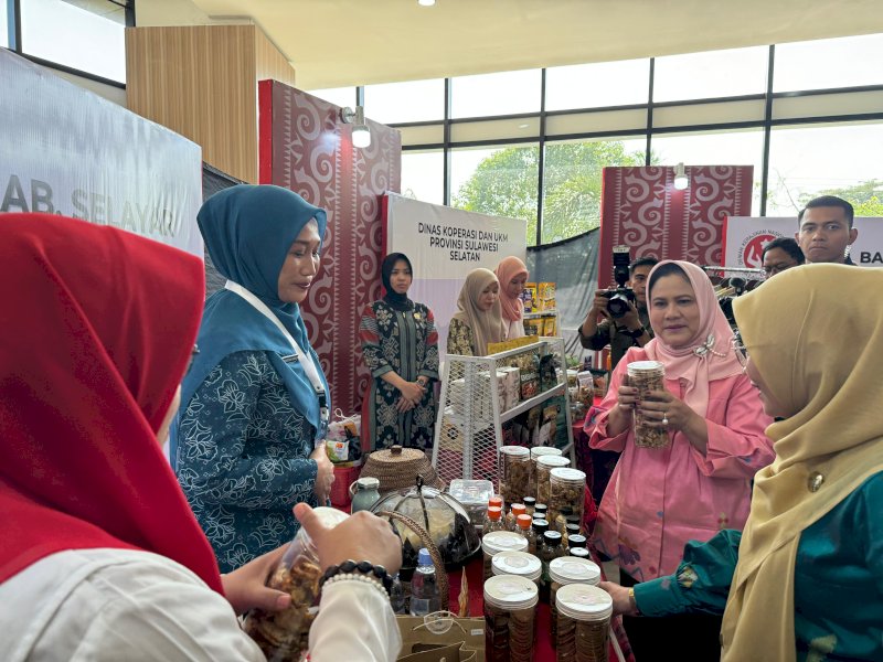 Musrifah Basli Kenalkan Produk UMKM Tenteng Kenari dan Bolu Gulung ke Ibu Negara Iriana Jokowi