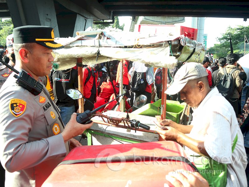 Potret Kapolrestabes Makassar Borong Dagangan Pedagang dan Bagikan Minuman Gratis di Tengah Aksi Tolak Revisi UU Pilkada