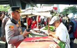 Potret Kapolrestabes Makassar Borong Dagangan Pedagang dan Bagikan Minuman Gratis di Tengah Aksi Tolak Revisi UU Pilkada