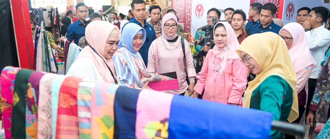 Indira Yusuf Ismail Dampingi Iriana Jokowi Dalam Bimtek Hortikultura dan Tinjau Produk Kerajinan di Makassar