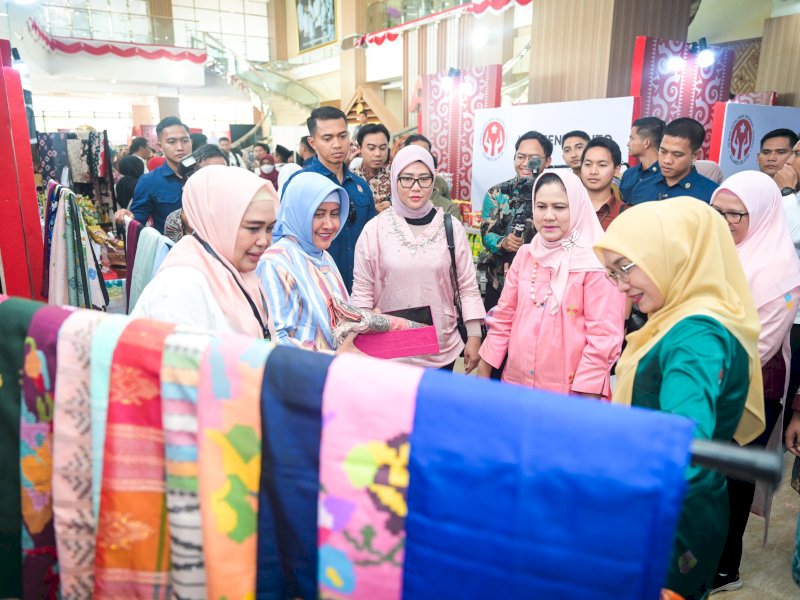 Indira Yusuf Ismail Dampingi Iriana Jokowi Dalam Bimtek Hortikultura dan Tinjau Produk Kerajinan di Makassar