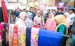 Indira Yusuf Ismail Dampingi Iriana Jokowi Dalam Bimtek Hortikultura dan Tinjau Produk Kerajinan di Makassar