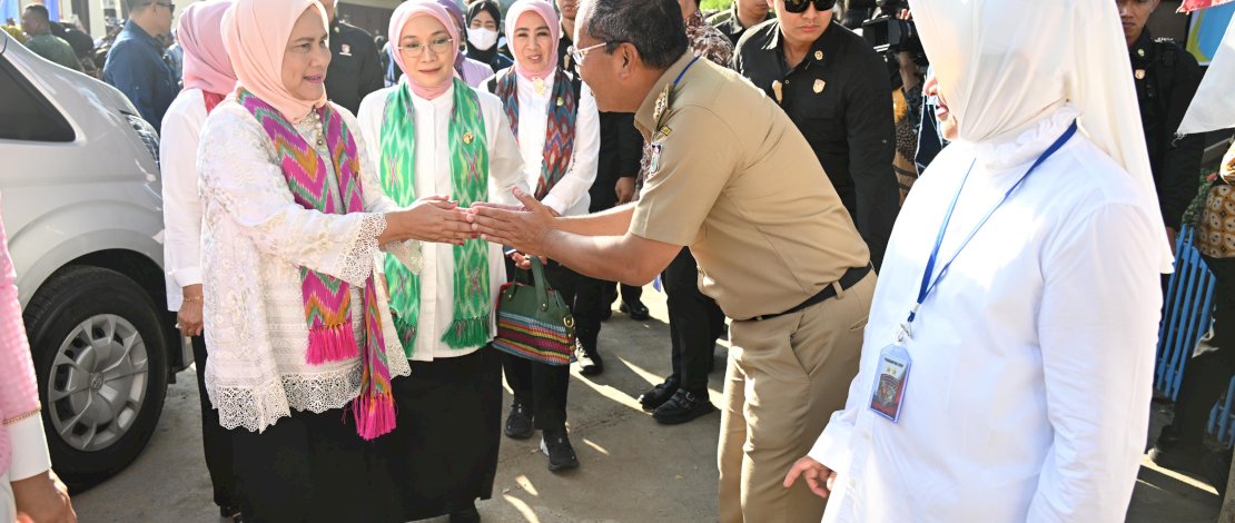 Wali Kota Makassar Moh Ramdhan Pomanto ikut mendampingi Ibu Negara Iriana Joko Widodo meninjau pelayanan kesehatan di Posyandu Asoka VIIA Kecamatan Tamalate, Kota Makassar, Jumat, 23 Agustus 2024.
