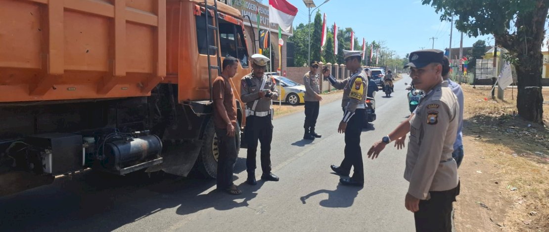 Satlantas Polres Maros melakukan penertiban truk yang sering ugal-ugalan. (IST) Satlantas Polres Maros melakukan penertiban truk yang sering ugal-ugalan. (IST)