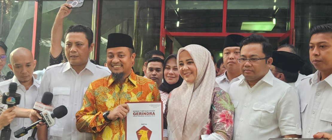 DPP Gerindra telah menyerahkan formulir persetujuan partai politik atau B1 KWK kepada pasangan calon gubernur dan calon wakil gubernur Sulsel, Andi Sudirman Sulaiman-Fatmawati Rusdi.
DPP Gerindra telah menyerahkan formulir persetujuan partai politik atau B1 KWK kepada pasangan calon gubernur dan calon wakil gubernur Sulsel, Andi Sudirman Sulaiman-Fatmawati Rusdi.