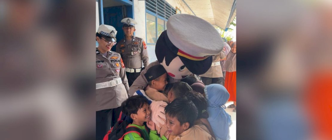 Program pembagian makanan sehat bergizi kepada murid-murid sekolah dasar (SD) yang dilaksanakan Polda Sulsel, Jumat, 23 Agustus 2024.
Program pembagian makanan sehat bergizi kepada murid-murid sekolah dasar (SD) yang dilaksanakan Polda Sulsel, Jumat, 23 Agustus 2024.