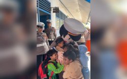 Polwan dan 'Bona' Hadir Beri Hiburan Edukatif dalam Program Makanan Bergizi Murid SD di Maros