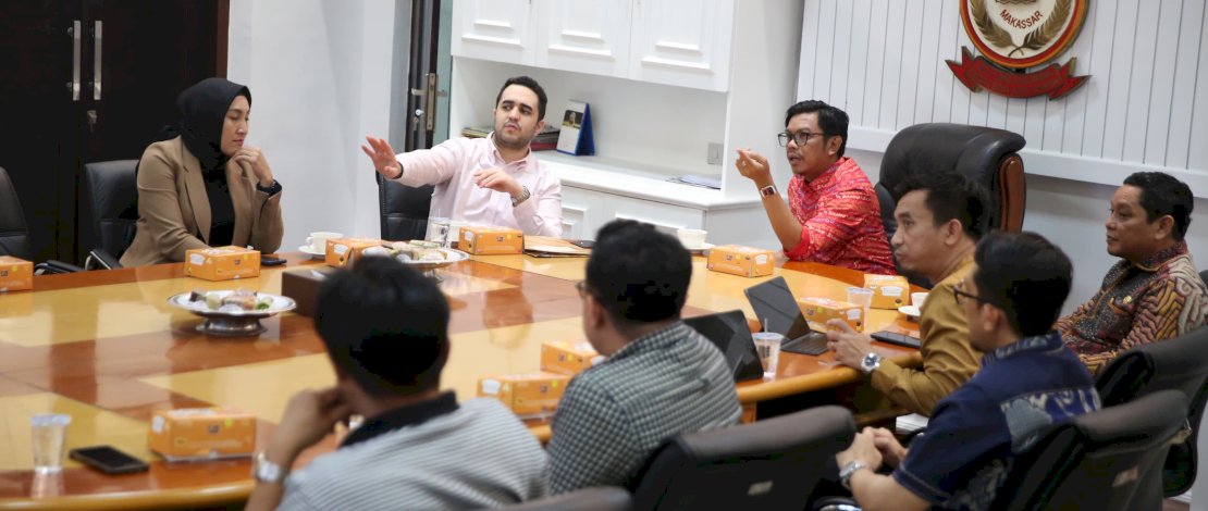Senior executive investment and Portofolio Manager Of JTA International Investment Holding Qatar, Mr. Ali Hadji, saat melakukan audiensi ke Pj Sekda Kota Makassar, Firman Hamid Pagarra, di Ruang Rapat Sekda, Jumat, 23 Agustus 2024. Senior executive investment and Portofolio Manager Of JTA International Investment Holding Qatar, Mr. Ali Hadji, saat melakukan audiensi ke Pj Sekda Kota Makassar, Firman Hamid Pagarra, di Ruang Rapat Sekda, Jumat, 23 Agustus 2024.