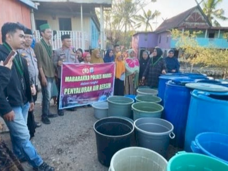 Usai Demo Kawal Putusan MK, Mahasiswa dan Polisi Distribusikan Air Bersih