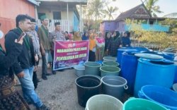 Usai Demo Kawal Putusan MK, Mahasiswa dan Polisi Distribusikan Air Bersih