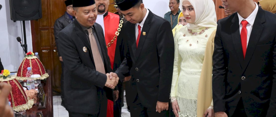 Bupati Kepulauan Selayar, Muh Basli Ali, turut memberikan ucapan selamat kepada Anggota DPRD yang baru saja dilantik. Bupati Kepulauan Selayar, Muh Basli Ali, turut memberikan ucapan selamat kepada Anggota DPRD yang baru saja dilantik.