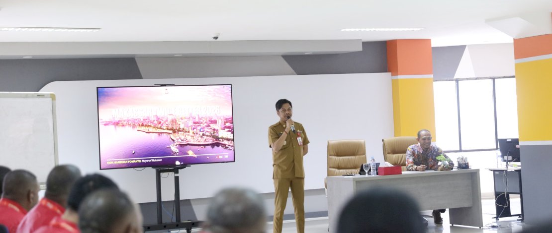 Pj Sekda Kota Makassar, Firman Hamid Pagarra, berdiskusi dan sharing pengetahuan dengan peserta Pelatihan Kepemimpinan Pengawas angkatan V di Puslitbang KMP Makassar LAN RI, Senin, 26 Agustus 2024.