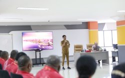 Firman Pagarra Sharing Ilmu Protokol Sentuh Hati Kepada 40 Peserta Diklat Pengawas Angkatan V