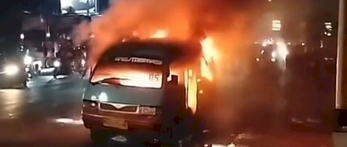 Pete-pete 05 terbakar di depan halte Unibos Makassar saat unjuk rasa berakhir ricuh. (capture) Pete-pete 05 terbakar di depan halte Unibos Makassar saat unjuk rasa berakhir ricuh. (capture)