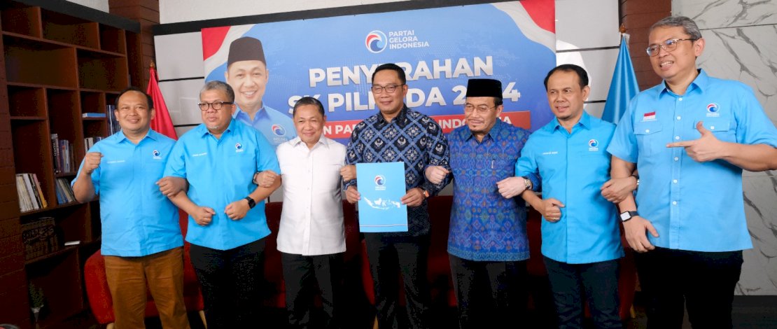 Partai Gelombang Rakyat (Gelora) Indonesia secara resmi menyerahkan surat rekomendasi B1KWK kepada pasangan Ridwan Kamil-Suswono (RK-Suswono) maju di Pemilihan Gubernur (Pilgub) Daerah Khusus Jakarta 2024, Selasa, 27 Agustus 2024.
