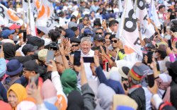 Ribuan Simpatisan Antar Iwan-Sudirman Mendaftar ke KPU